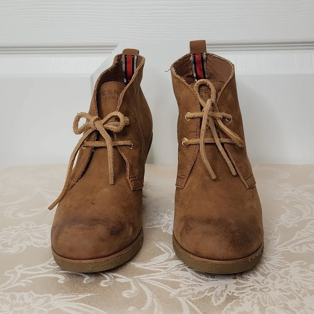 Sperry wedge leather lace-up ankle booties size 9